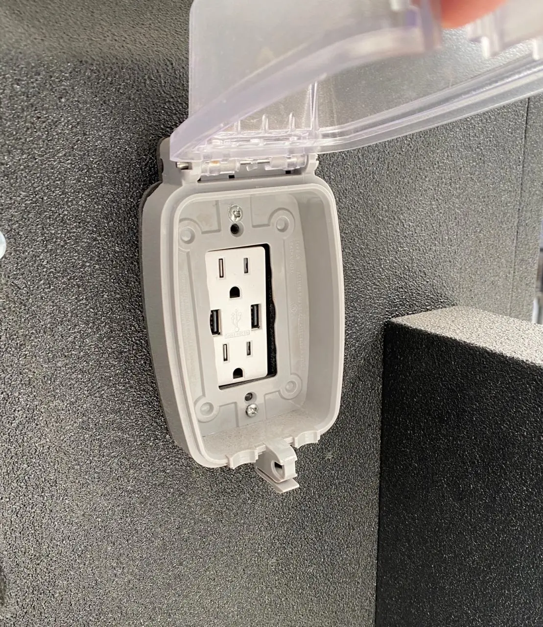 Contacto Con  Puerto Usb Y Caja Para Exterior 1