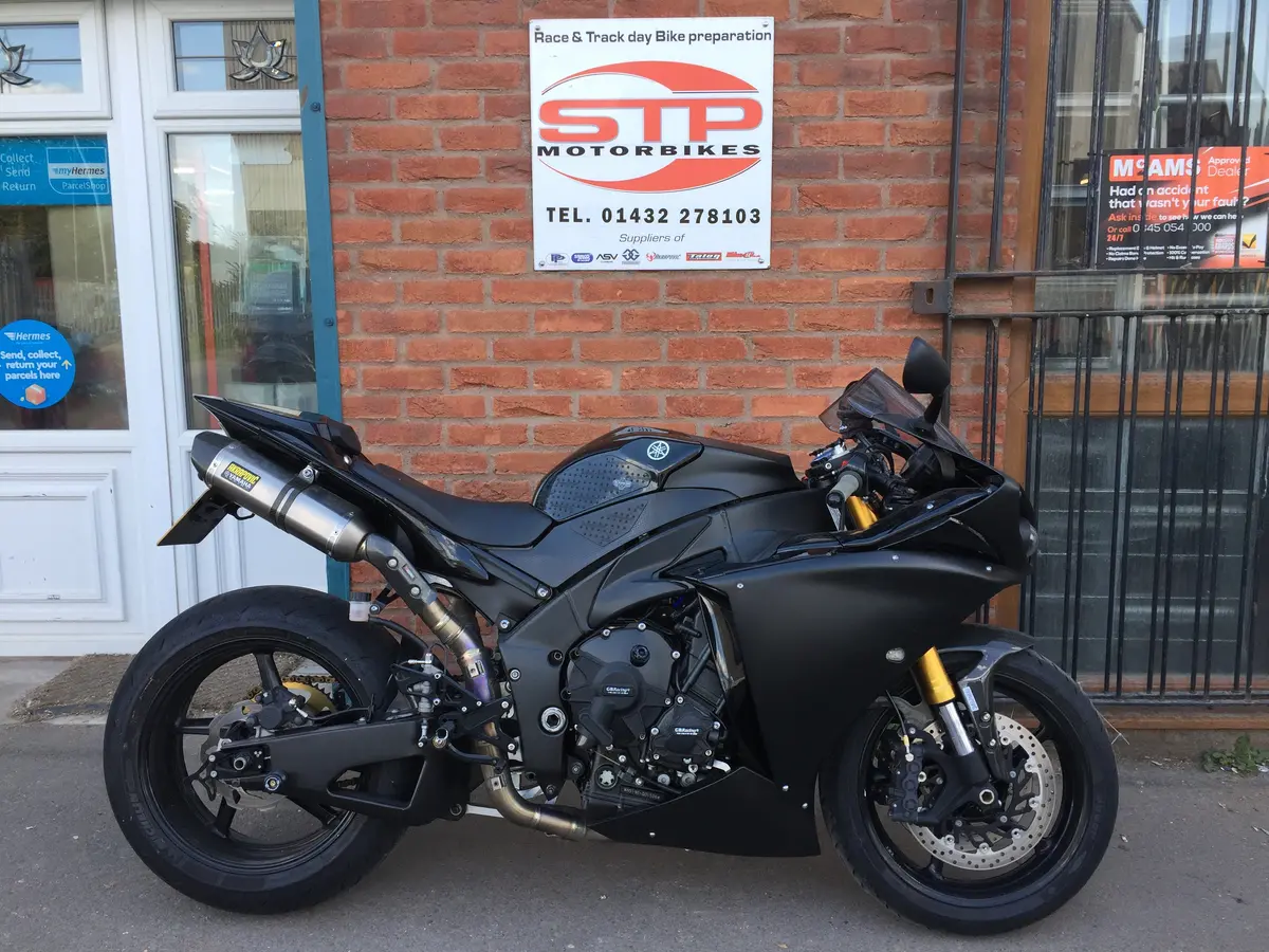2009 Yamaha Yzf-R1 "Big Bang" : Black Low Mileage 1
