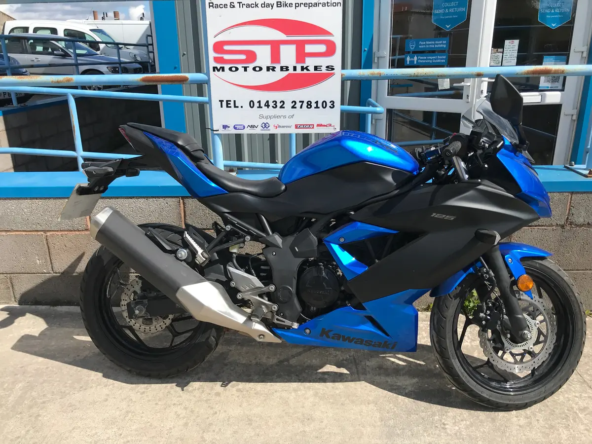 2020 Kawasaki Ninja 125Cc 1