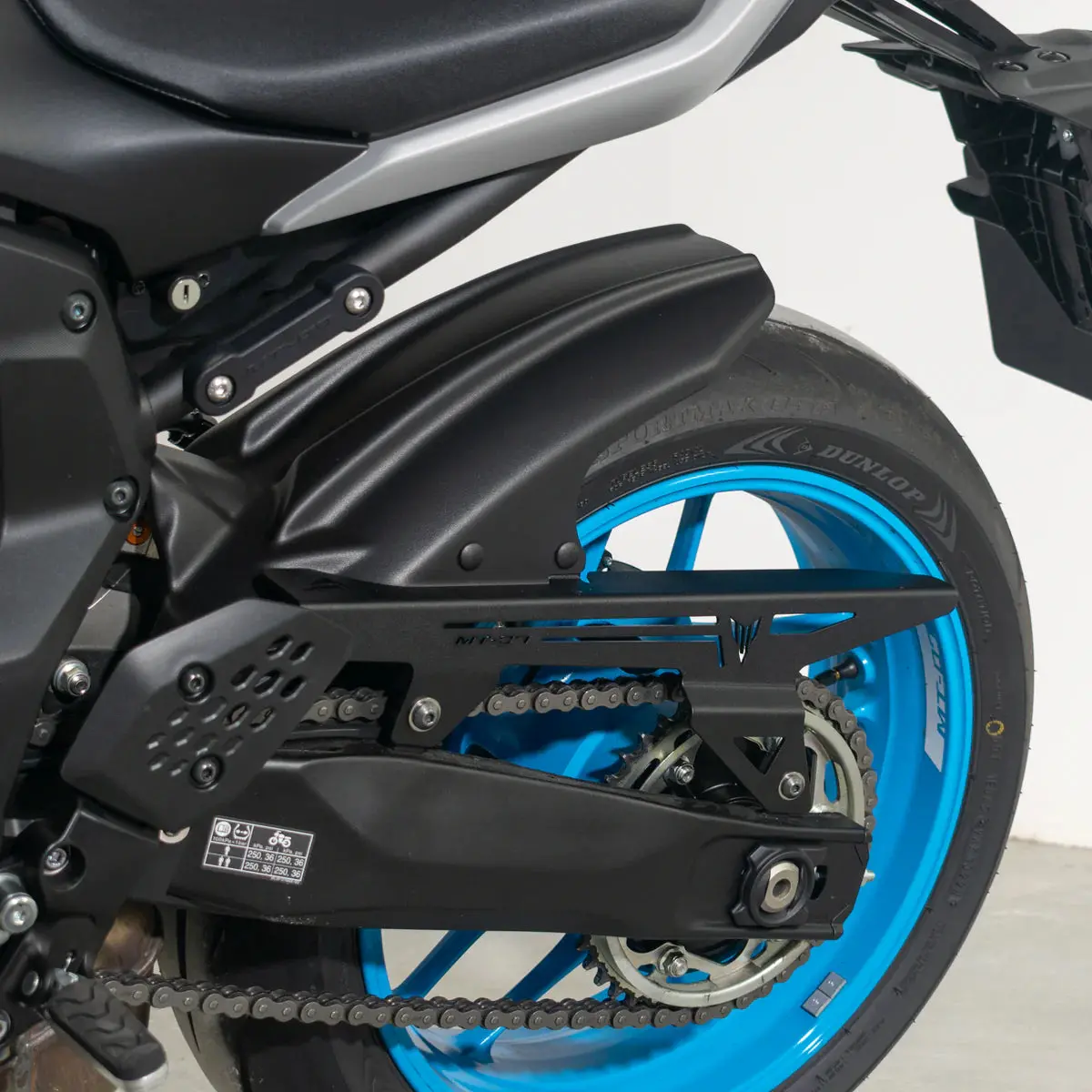 Yamaha Mt-07   2025 > Matt Black Hugger & Chainguard By Pyramid Plastics 1